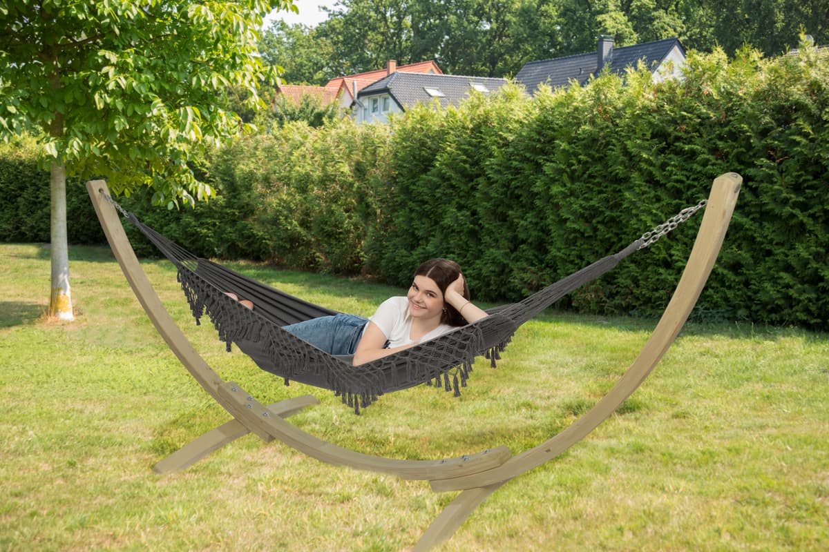 https://filter.conacord-website.janus.okeano.de/data/360513_im Holz Gestell Person Ambiente.jpg
